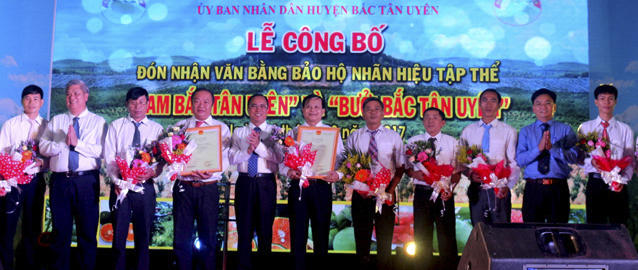 Lễ công bố-đón nhận văn bằng bảo hộ nhãn hiệu tập thể “Cam bắc Tân Uyên”  và “Bưởi bắc Tân Uyên”